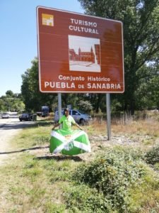 Antonio Manuel Estévez a su llegada a Puebla de Sanabria, municipio donde ha concluido la segunda jornada. Fuente: InfoDiario