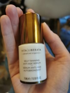 Serum autobronceador antiedad. Mezclado con una crema hidratante diaria hace que consigas un bronceado sutil. Aplicado directamente al rostro hace que obtengas un resultado más intenso.