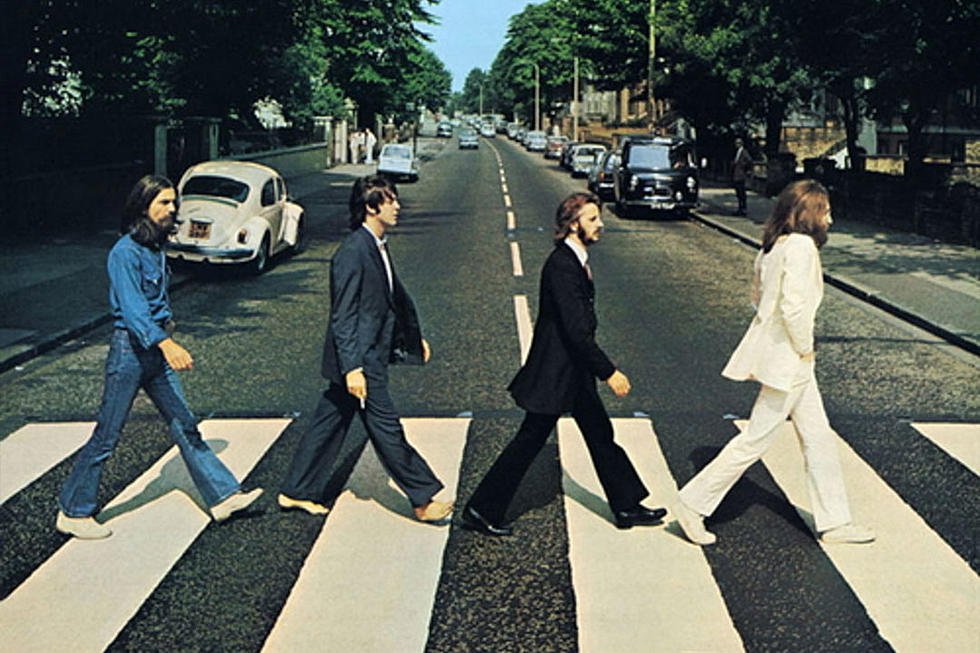 A las 11.35 de la mañana del 8 de agosto de 1969, un agente de tráfico cortó el tránsito en la esquina de Abbey Road y Garden Road
