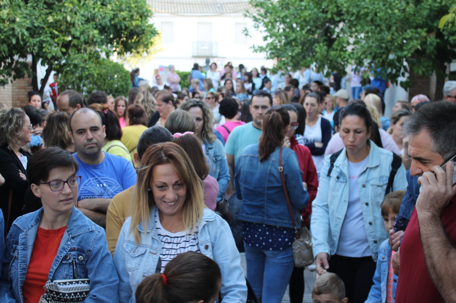 Segundo día de protestas a las puertas del Colegio Público de Nueva Carteya contra la reducción de tres unidades en este curso
