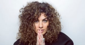 Nya de la Rubia: «‘Fácil’ tiene esa frescura que suena a verano, tiene pop y tiene mi aire andaluz» Nya de la Rubia