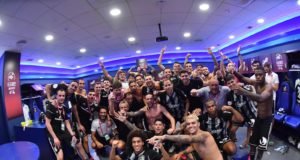 El ascenso del «fútbol modesto» está que arde El Cartagena celebra el ascenso en los vestuarios de la Rosaleda // Twitter @FCCartagena_efs