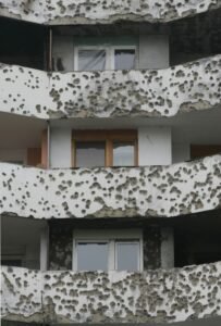Estado de la fachada de un edificio en la calle Topal Osman Pase en Sarajevo (Bosnia) y que fue línea del frente durante la guerra serbio-bosnia (pie de foto y foto El País)