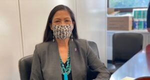¿Por qué Deb Haaland pasará a los libros de historia de EEUU? quién es Debra Haaland