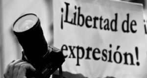 ¿Hasta qué punto es la libertad de expresión un derecho fundamental? Pancarta libertad de expresión. Foto: Página web Sursiendo