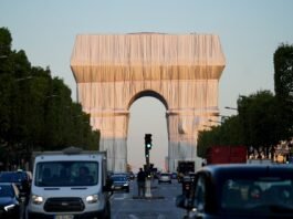 arco del triunfo envuelto