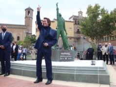 Linares se vuelca con Raphael en la inauguración de su estatua raphael linares estatua