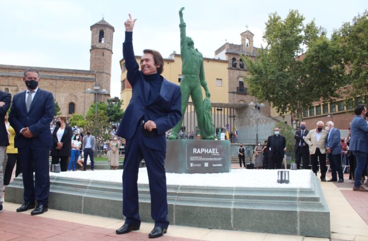 raphael linares estatua