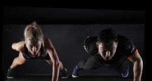 EMSCULPT, la nueva tecnología para tonificar, desarrollar y fortalecer músculos Dos personas ejercitando sus músculos EMSCULPT