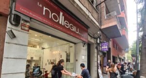 Una cadena humana traslada miles de libros de la librería Nollegiu de Barcelona a su nuevo local cadena humana libería Nollegiu Barcelona nollegiu