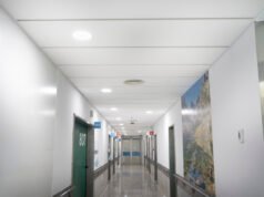 Intervención acústica en la octava planta del Hospital Vall d’Hebron con Ecophon El hospital barcelonés Vall d'Hebron decidió cambiar el techo de la octava planta por una de las soluciones acústicas de Ecophon