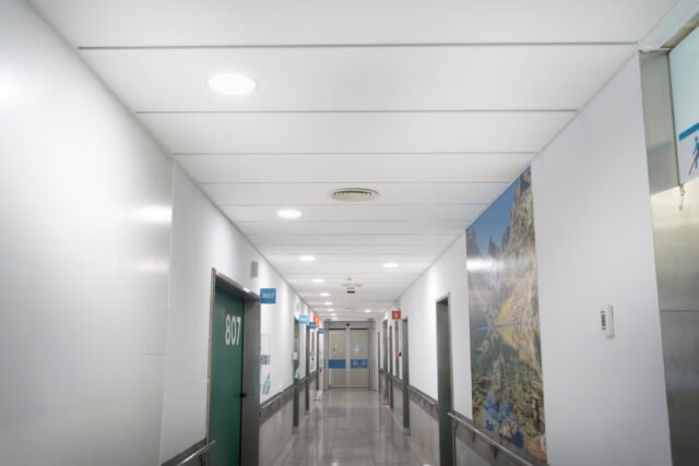 El hospital barcelonés Vall d'Hebron decidió cambiar el techo de la octava planta por una de las soluciones acústicas de Ecophon