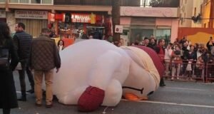 Los vídeos y memes del muñeco de nieve «perjudicado» de la Cabalgata de Cádiz que no te puedes perder vídeos y memes muñeco de nieve perjudicado cabalgata de reyes cádiz