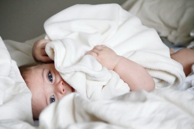 Aún si la casa tiene una decoración nórdica o minimalista, el cuarto de un bebé o de un niño no tiene por qué ser un sitio solemne.