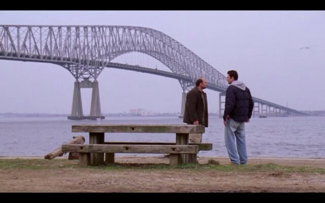 Frank Sobotka y su sobrino Nick junto al puente Key de Baltimore. The Wire 2 derrumbe