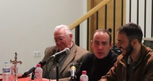 Un nuevo libro recoge la historia de la Semana Santa de Nueva Carteya desde sus orígenes Presentación del libro "Apuntes sobre la historia de la Semana Santa de Nueva Carteya", escrito por Emilio Francisco Amo Urbano. En la mesa aparecen, de izquierda a derecha, el profesor jubilado Antonio Jiménez Orteza (izquierda), el autor Emilio Francisco Amo Urbano (centro) y el alcalde del municipio cordobés, Eduardo García.