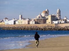 Descubre las costas andaluzas: destinos costeros para todos los gustos Una playa de Cádiz con la catedral al fondo costas andaluzas