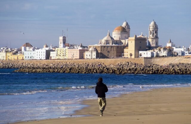 Una playa de Cádiz con la catedral al fondo costas andaluzas