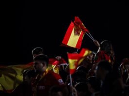 Banderas de España en un partido de la selección española.