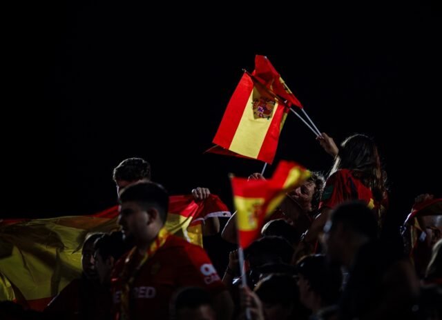 Banderas de España en un partido de la selección española.
