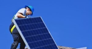 Limpieza y revisión periódica optimizan el rendimiento de paneles solares revisión sistemas fotovoltaicos