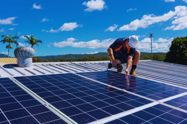 Cómo instalar paneles fotovoltaicos en una industria paso a paso