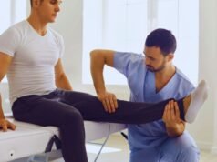 La prevención de lesiones en deportistas y el papel clave de la fisioterapia Fisioterapeuta realizando ejercicios de prevención de lesiones en un deportista, con énfasis en la mejora de la biomecánica y la salud muscular. prevención de lesiones deportivas.