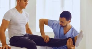 La prevención de lesiones en deportistas y el papel clave de la fisioterapia Fisioterapeuta realizando ejercicios de prevención de lesiones en un deportista, con énfasis en la mejora de la biomecánica y la salud muscular. prevención de lesiones deportivas.