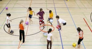 La importancia del ocio y el tiempo libre para los niños Niños participando en actividades recreativas que fomentan su desarrollo físico, emocional y social.