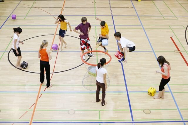 Niños participando en actividades recreativas que fomentan su desarrollo físico, emocional y social.