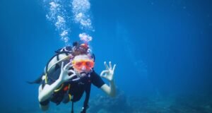 Los beneficios del buceo y los cursos que se pueden realizar Buceador explorando las aguas cristalinas de Tenerife, rodeado de vida marina en un entorno natural impresionante, mostrando la experiencia de buceo y la conexión con el ecosistema marino.