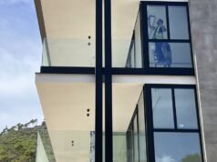 Transformar espacios con aluminio, funcionalidad, diseño y sostenibilidad Imagen que muestra aplicaciones de aluminio en arquitectura, como ventanas panorámicas, puertas correderas y paneles divisorios en un diseño moderno y funcional.