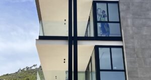 Transformar espacios con aluminio, funcionalidad, diseño y sostenibilidad Imagen que muestra aplicaciones de aluminio en arquitectura, como ventanas panorámicas, puertas correderas y paneles divisorios en un diseño moderno y funcional.