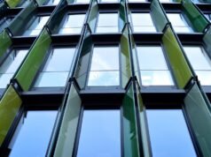 La importancia de las instalaciones activas en la protección contra incendios Imagen que ilustra los sistemas de protección activa contra incendios, como rociadores automáticos, detectores de humo y sistemas de ventilación en un edificio