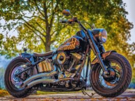 Moto custom modificada con un diseño único.