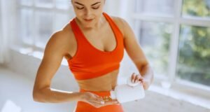 Suplementos deportivos, aliados esenciales para un cuerpo activo Suplementos deportivos en diversas presentaciones (polvo, barras, batidos) utilizados para mejorar el rendimiento físico y cubrir deficiencias nutricionales.