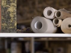 Los usos más innovadores de la serigrafía Imagen de serigrafía moderna aplicada en diferentes industrias, mostrando su evolución desde la impresión manual en textiles hasta innovaciones tecnológicas como la electrónica impresa, moda inteligente y arquitectura.