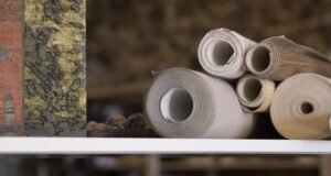 Los usos más innovadores de la serigrafía Imagen de serigrafía moderna aplicada en diferentes industrias, mostrando su evolución desde la impresión manual en textiles hasta innovaciones tecnológicas como la electrónica impresa, moda inteligente y arquitectura.