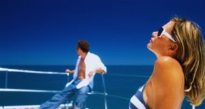 Mallorca desde el mar: cómo conseguir un barco privado y capitán Alquilar un barco privado en Mallorca con capitán para explorar la isla, disfrutar de calas escondidas y practicar deportes acuáticos.