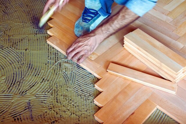 Opciones de suelos: parquet, flotante, laminado y tarimas para interiores y exteriores.