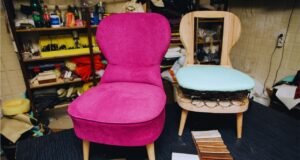 El arte del tapizado como clave en la decoración de interiores Tapizado de sillas con tela moderna y elegante, transformando un espacio con estilo en Barcelona