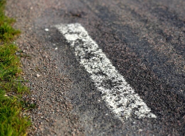 Pintura de señalización vial en carreteras, destacando su visibilidad, durabilidad y adherencia para garantizar la seguridad de conductores y peatones.