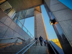 Aumenta la demanda de detectives privados por parte de empresas Detectives privados investigando fraudes y comportamientos ilegales en una empresa.