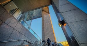 Aumenta la demanda de detectives privados por parte de empresas Detectives privados investigando fraudes y comportamientos ilegales en una empresa.