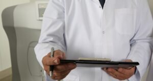 6 formas de mejorar tu salud física y financiera en 2025 Persona realizando ejercicio al aire libre y comiendo alimentos saludables mientras revisa su seguro de gastos médicos