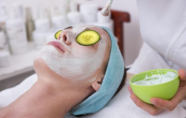 Desmaquillantes y mascarillas naturales para una rutina de belleza respetuosa con la piel y el medio ambiente.