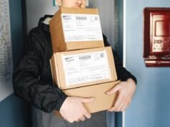 La paquetería: el gran impulsor del transporte durante el pasado año Transportista entregando paquete en Barcelona, con soluciones logísticas innovadoras y sostenibles