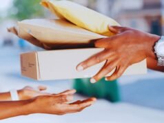 Servicio de paquetería herramienta clave para empresas y particulares Imagen de una caja siendo entregada rápidamente por un servicio de paquetería urgente, simbolizando rapidez, seguridad y eficiencia en el envío.