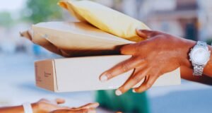 Servicio de paquetería herramienta clave para empresas y particulares Imagen de una caja siendo entregada rápidamente por un servicio de paquetería urgente, simbolizando rapidez, seguridad y eficiencia en el envío.