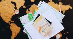 La relevancia de los abogados de extranjería en un mundo globalizado Abogado de migración brindando asesoría legal en un proceso de regularización de residencia